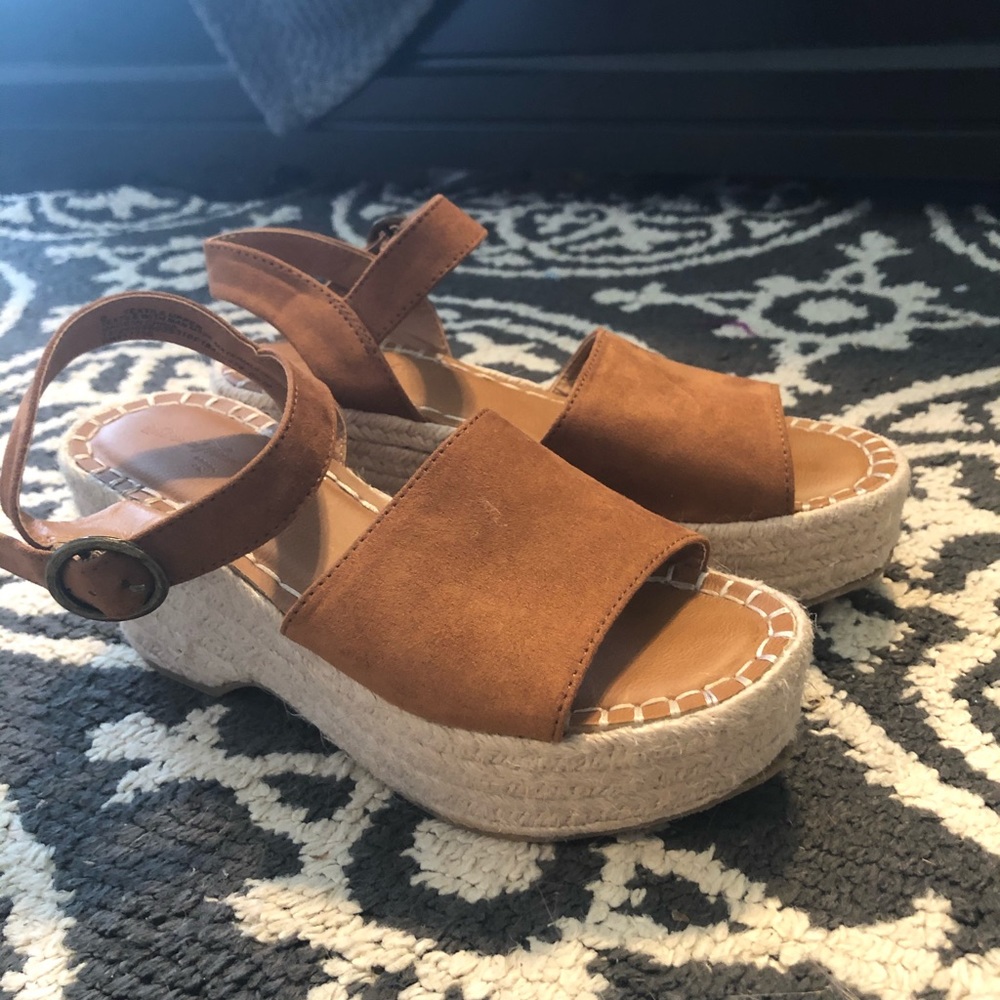 Universal Thread brown suede platform sandals